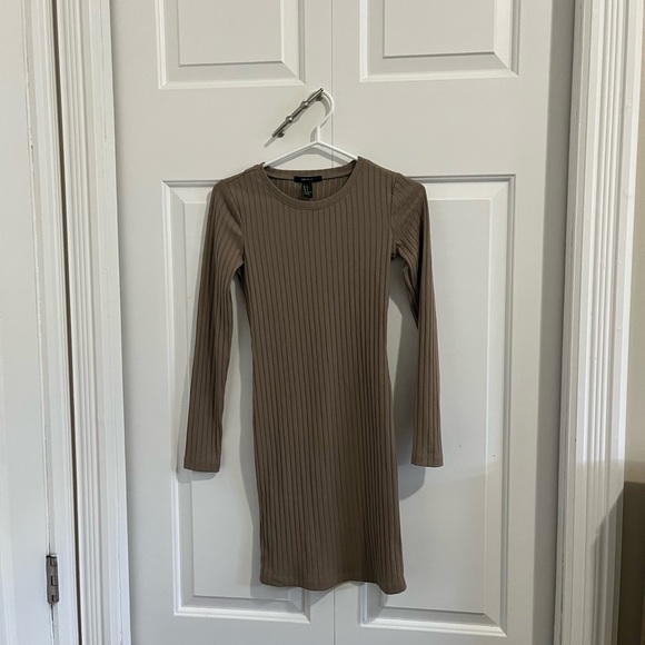 a cute long sleeves dress - Picture 2 of 2
